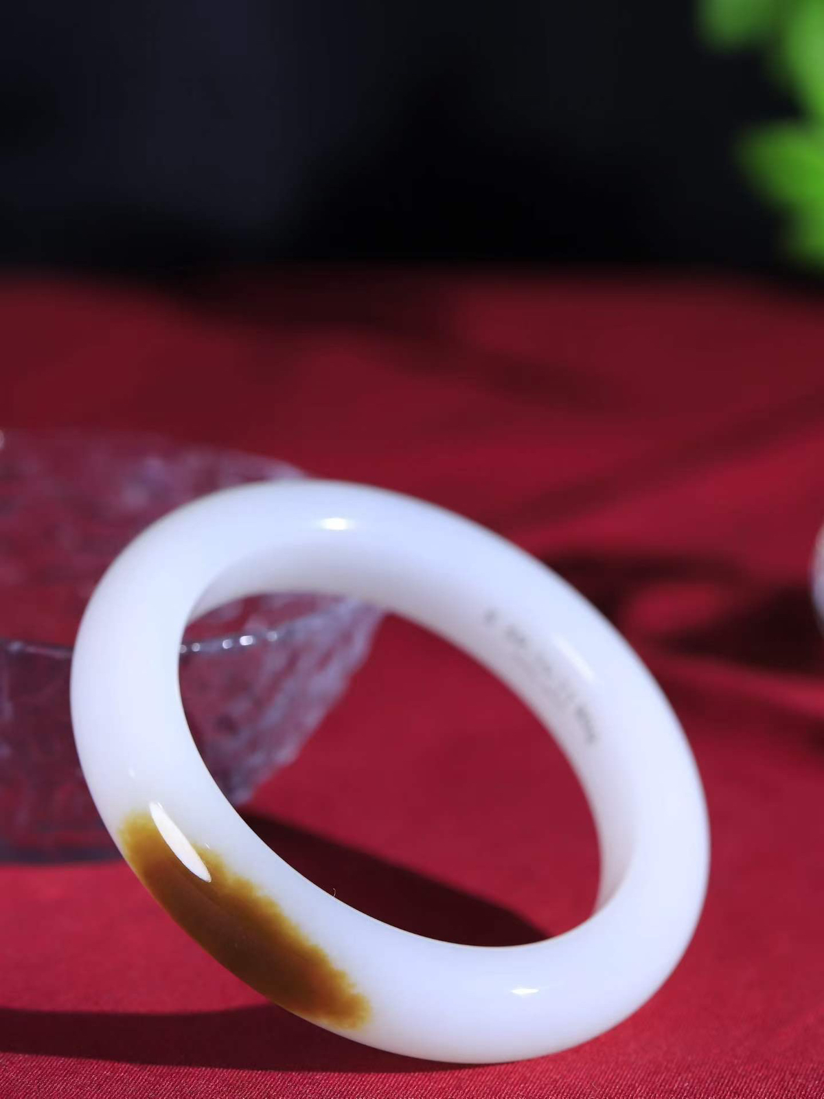 〈半夏未央.镯〉

收藏级臻品️和田玉糖白玉手镯，花开半夏，如诗如画，曼妙佳人，戴一只糖白镯，唯美清新，温润如初。底子浑厚，质地莹润，色调清美，天然纹理更添几分清雅。醉一场岁月如烟，梦一段花开半夏。重80克  尺寸58.5-14.2-10.6mm  32501000A
