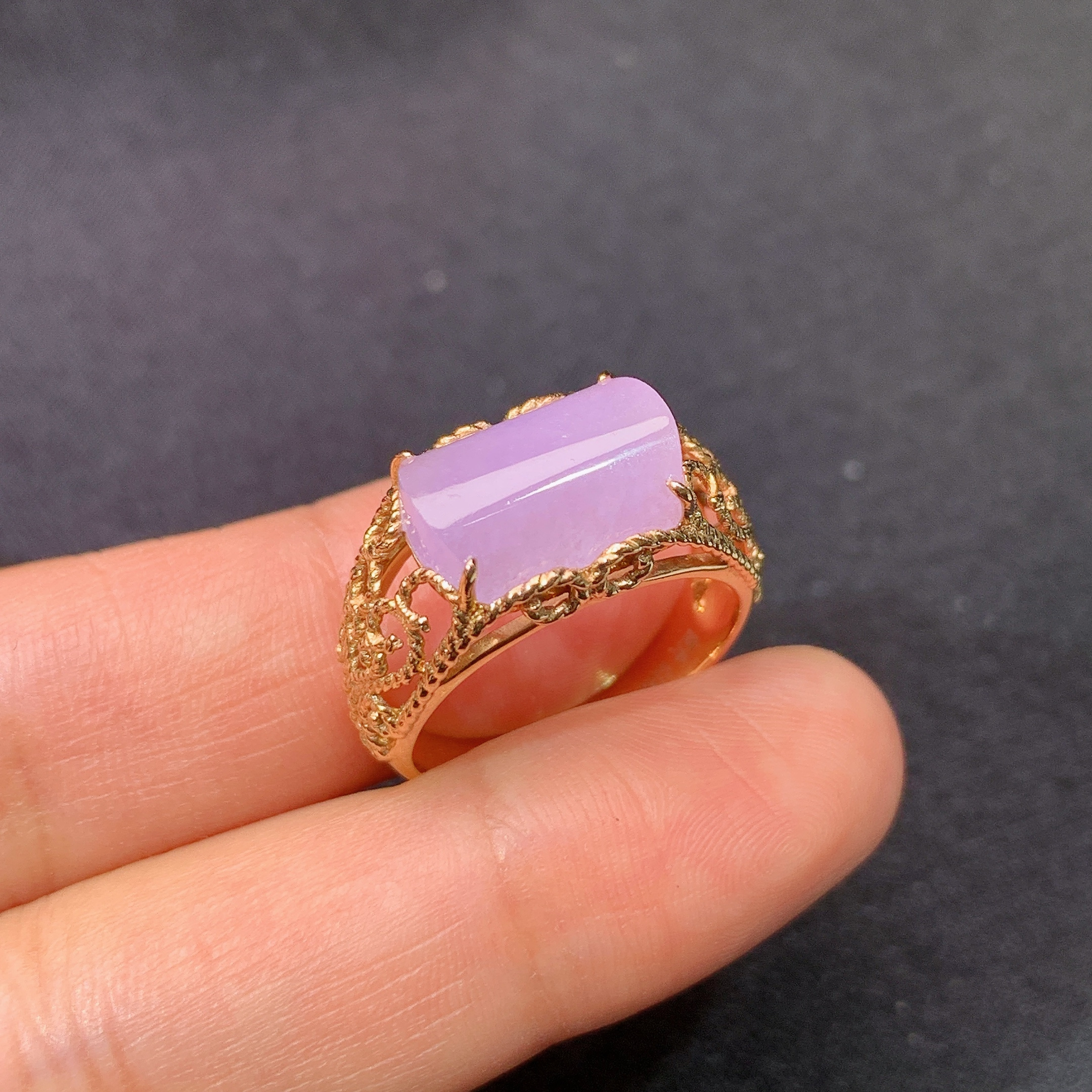 冰紫罗兰马鞍戒指，18k金镶嵌，简约时尚，冰润鲜艳，种水足zha 圈口15 裸石尺寸12*7.8*3.5