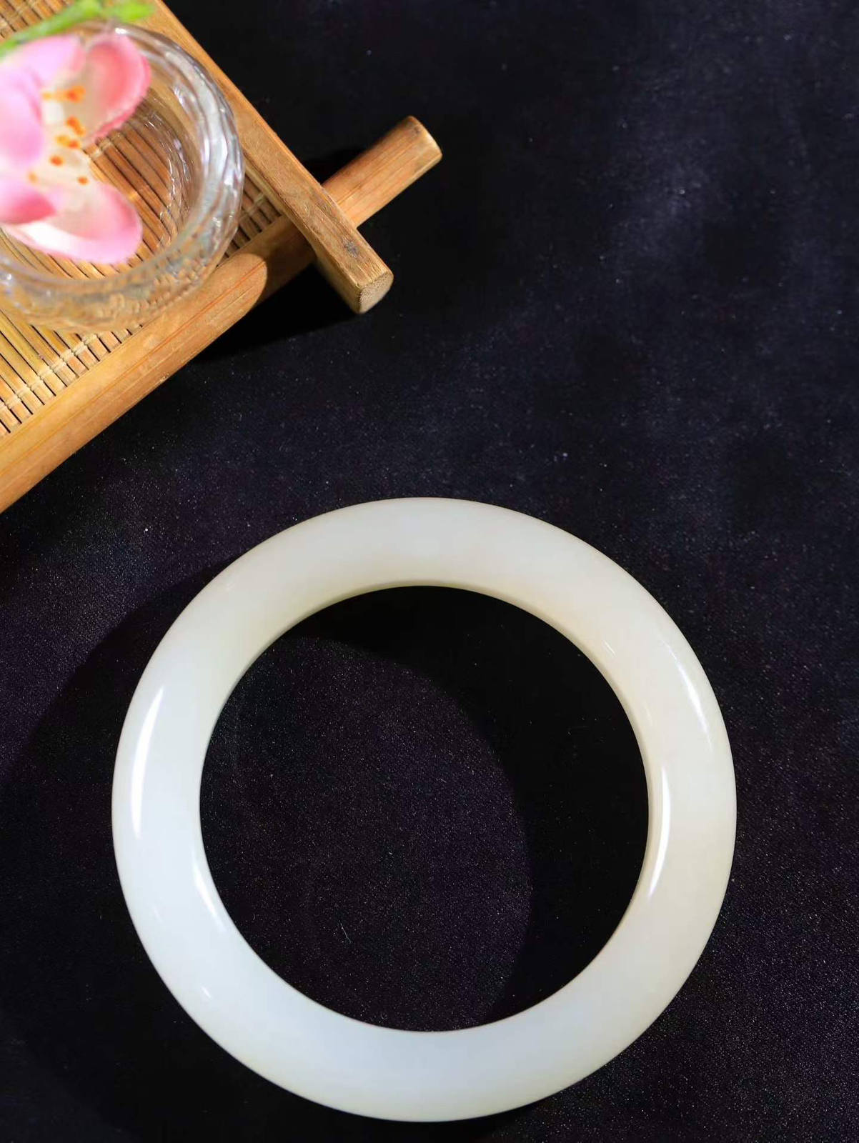 【一见钟情·手镯】

精品和田玉藕粉白双色手镯。镯型饱满，温润细腻，脂润沁香。️执一卷书，沏一盏茶，着一袭裙，戴一只镯。淡淡浅笺，素心若兰，静赏玉中诗画。悠悠岁月，芊手轻摘，盛满诗样芳华。
重65.4克   内径圈口55.8mm 尺寸11.7-10.7mm  FDT-7250841