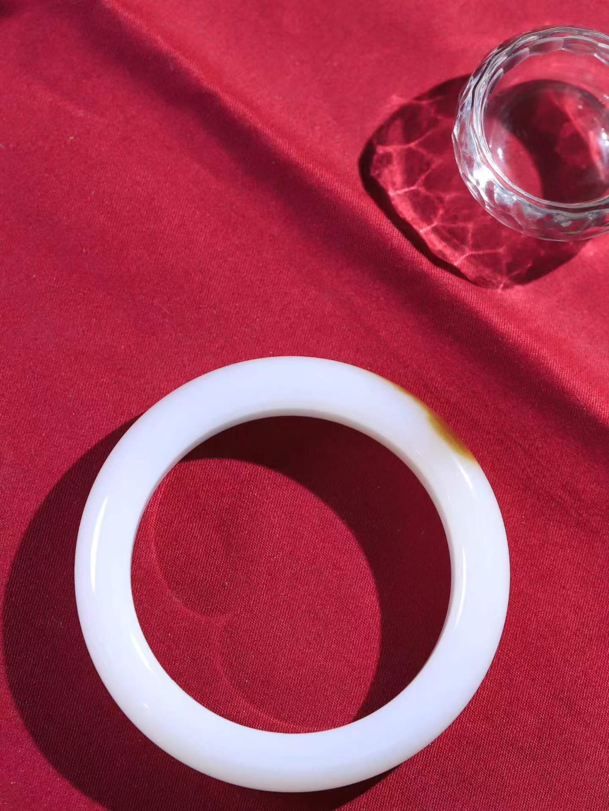 〈半夏未央.镯〉

收藏级臻品️和田玉糖白玉手镯，花开半夏，如诗如画，曼妙佳人，戴一只糖白镯，唯美清新，温润如初。底子浑厚，质地莹润，色调清美，天然纹理更添几分清雅。醉一场岁月如烟，梦一段花开半夏。重75.7克  尺寸56.5-14.8-10mm  32501000A