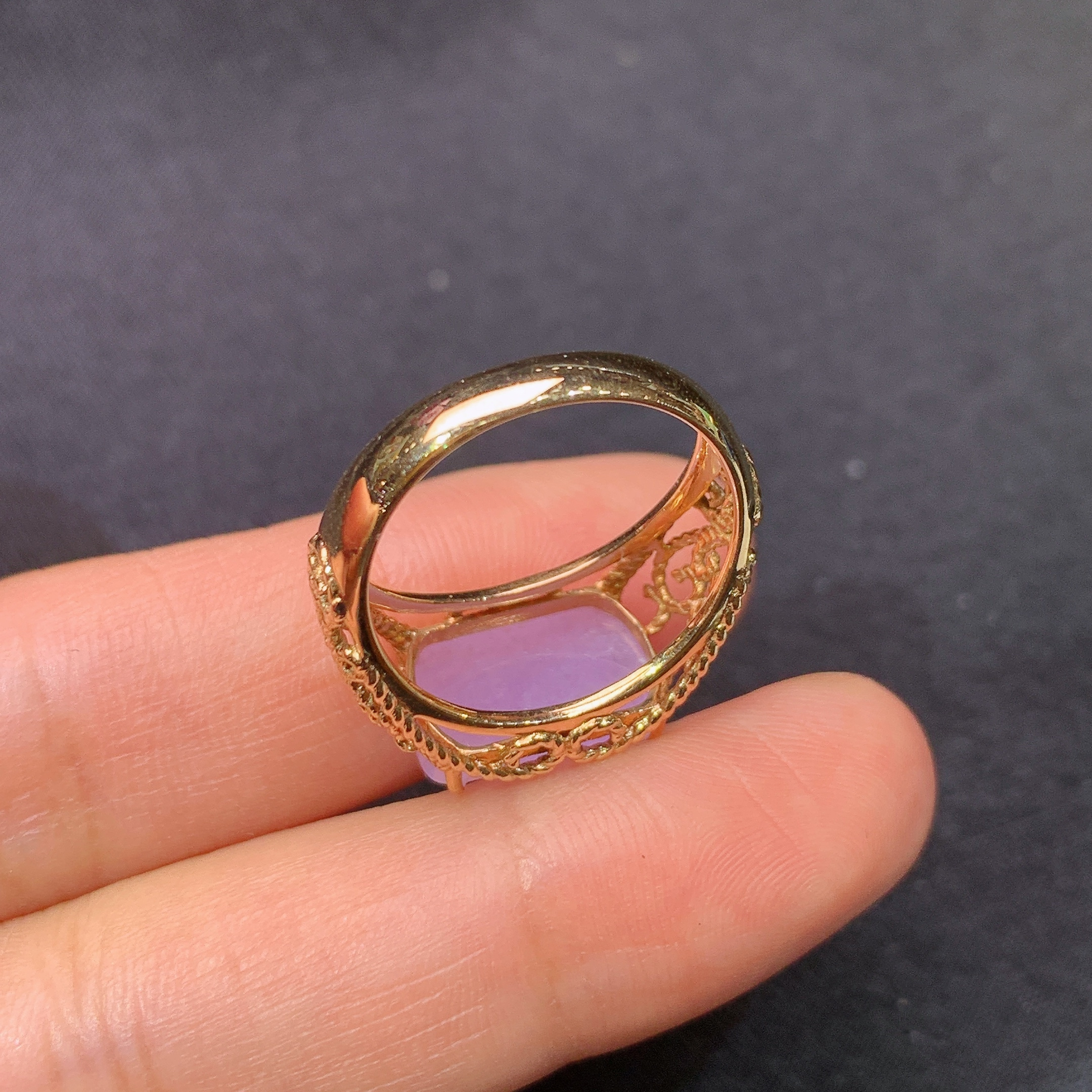 冰紫罗兰马鞍戒指，18k金镶嵌，简约时尚，冰润鲜艳，种水足zha 圈口15 裸石尺寸12*7.8*3.5