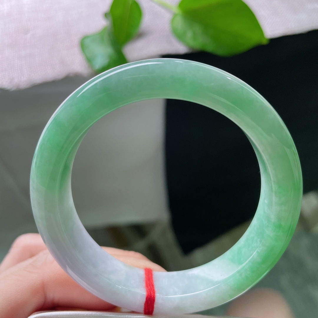 53/12.8/8.8，飘绿，水润，正圈，春色满园，贵气，优雅，一点棉线，无裂，ss52489a