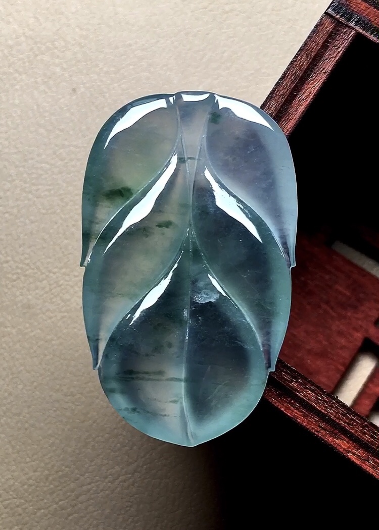 ️ 冰种飘彩叶子 飘彩十分漂亮，种老，荧润起光，尺寸36*22*5.3