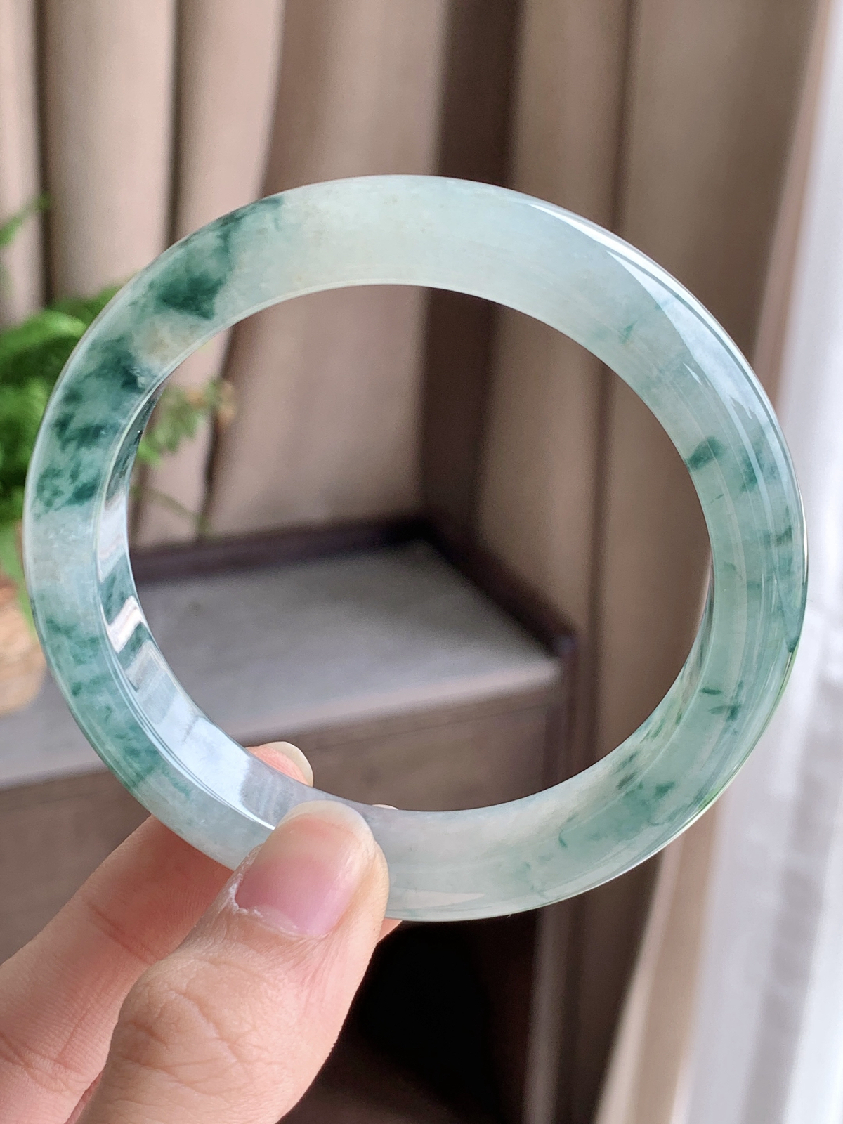 【手镯】正圈 圈口 59 60
【尺寸】60-12.7-8.5
【说明】冰飘蓝花 飘花 落花萦绕 种老细腻 缅甸A货翡翠..