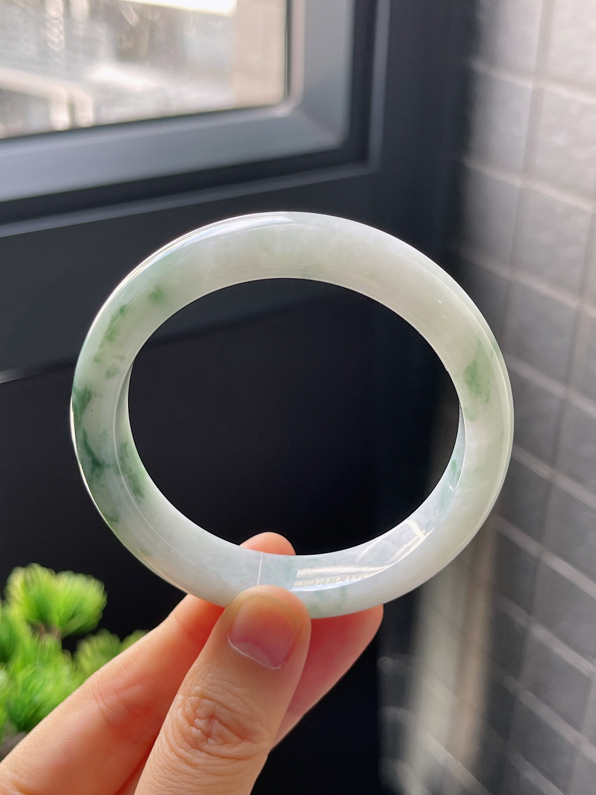 正圈55圈口，翡翠糯化种飘绿手镯