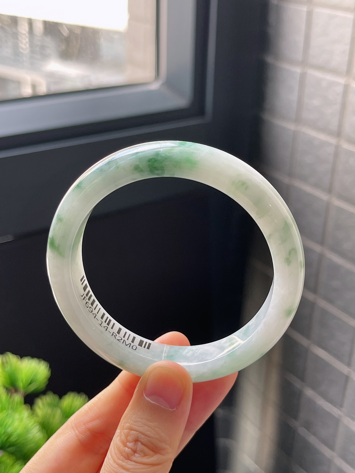 正圈55圈口，翡翠糯化种飘绿手镯