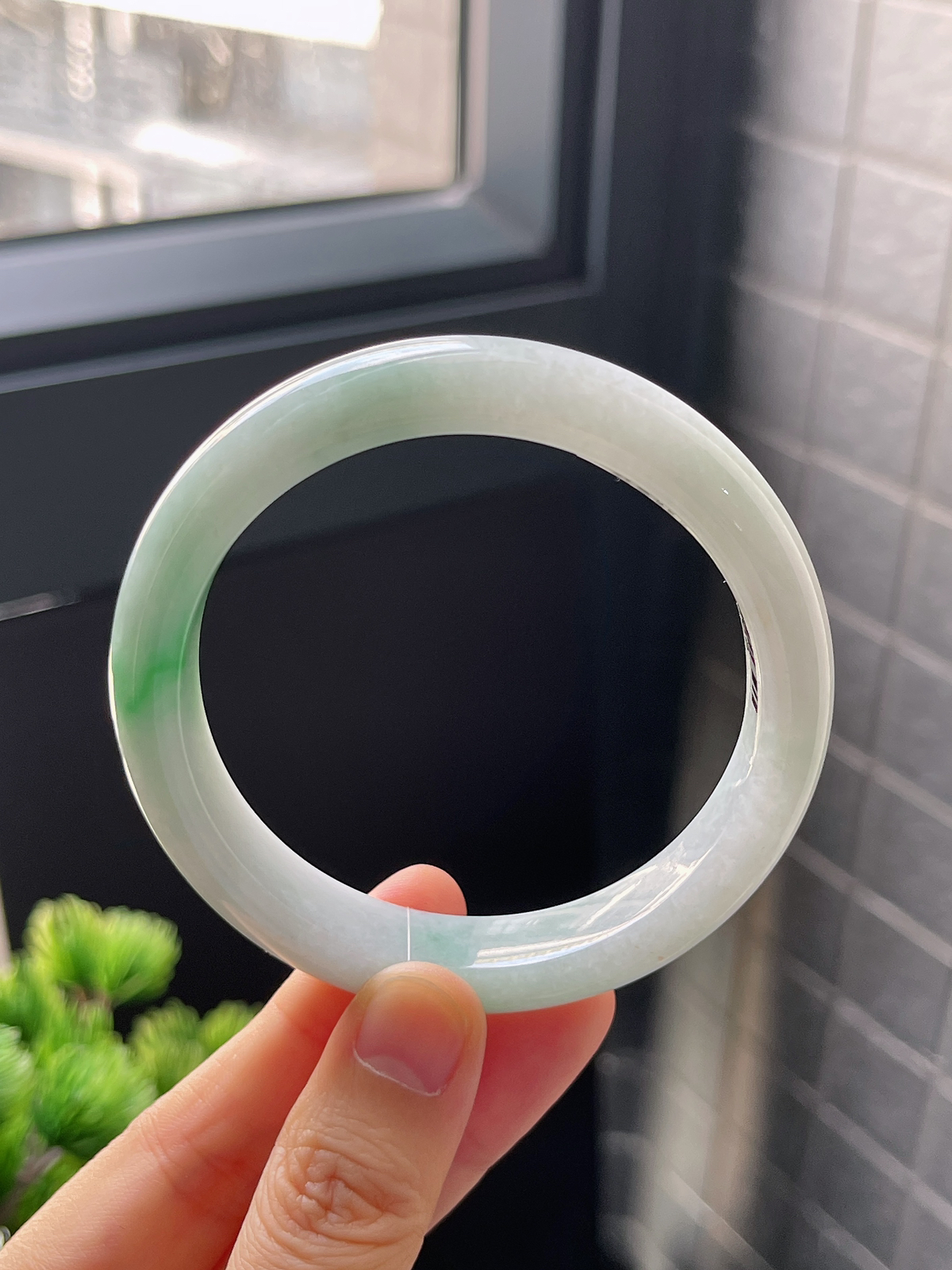 正圈57圈口，翡翠糯化种飘绿手镯