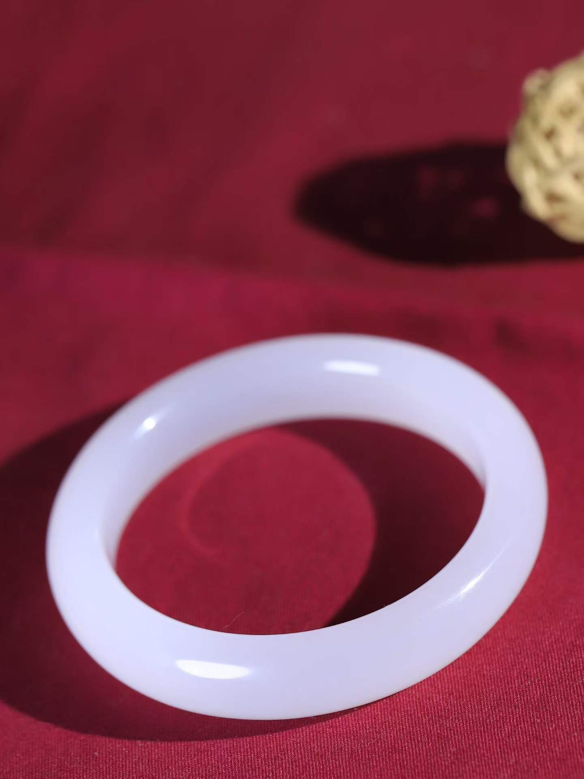 【花样年华·手镯】

精品和田玉冰底白玉手镯，质地油润细腻，色泽高贵典雅，镯型古朴典雅。在诗情画意