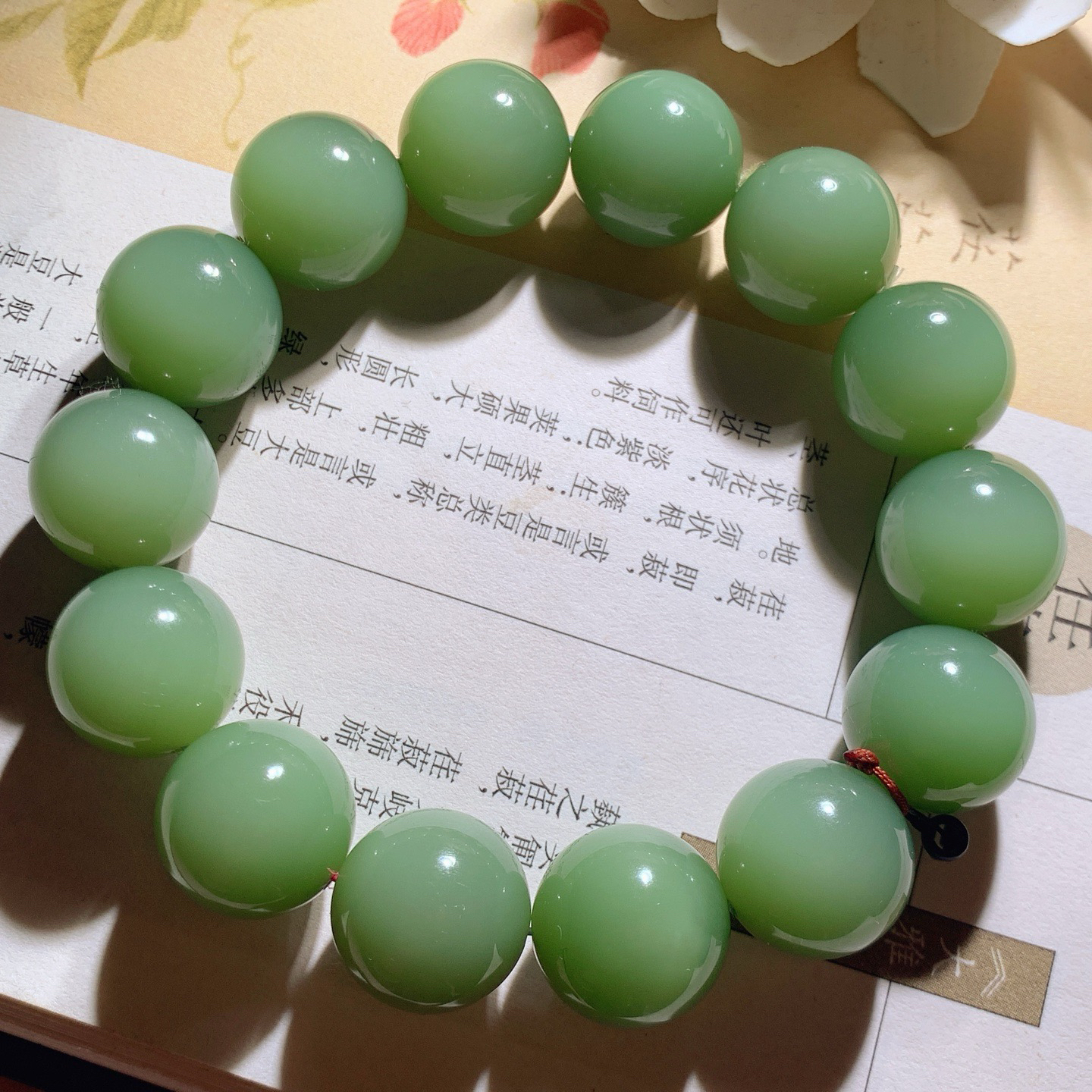 和田玉高冰粉青俄罗斯碧玉手串。单颗尺寸15重79克。玉质细腻油润。手推出油。佩戴高端典雅。lt260509