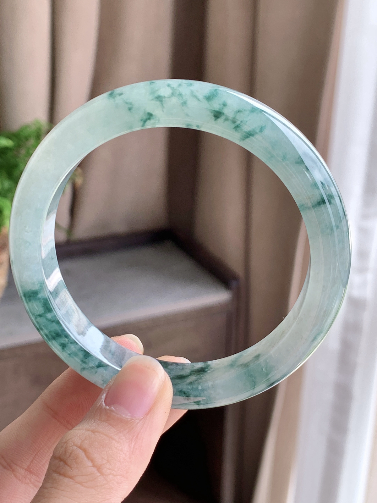 【手镯】正圈 圈口 59 60
【尺寸】60-12.7-8.5
【说明】冰飘蓝花 飘花 落花萦绕 种老细腻 缅甸A货翡翠..