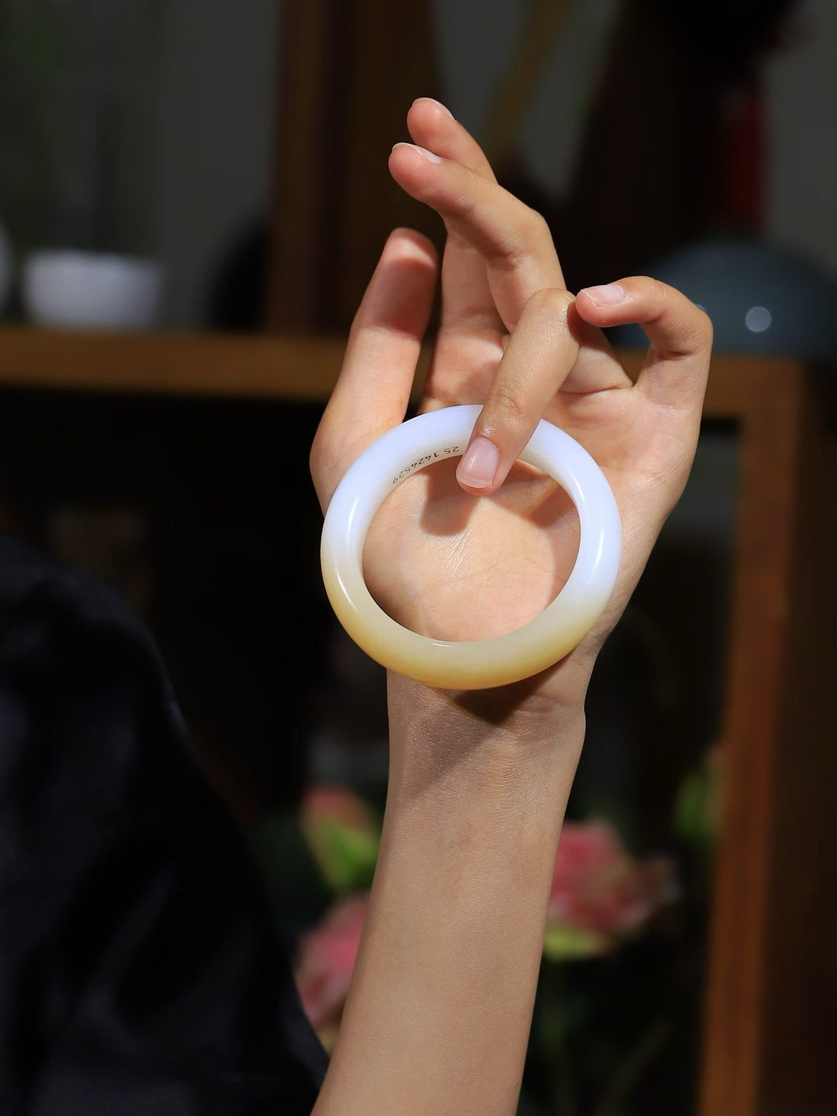 【腕间柔情.手镯】   

精品️和田玉糖白玉手镯 玉质温润细腻 油性十足 古朴秀雅 轻抚岁月的栏杆软香温玉，腕间玉镯轻轻晃动，令人情动心间，撷一缕月末的芬芳，把心思铺陈，时光静美，惟有你最温柔。重68.2克   内径53.3克 尺寸14.8-9.4mm  46501055A
