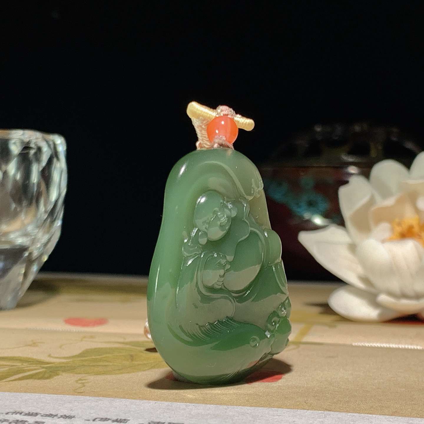 和田玉粉青俄罗斯碧玉佛引福来挂件。尺寸40/31/7重19克。玉质细腻油润。无裂无杂无结构 手推出油