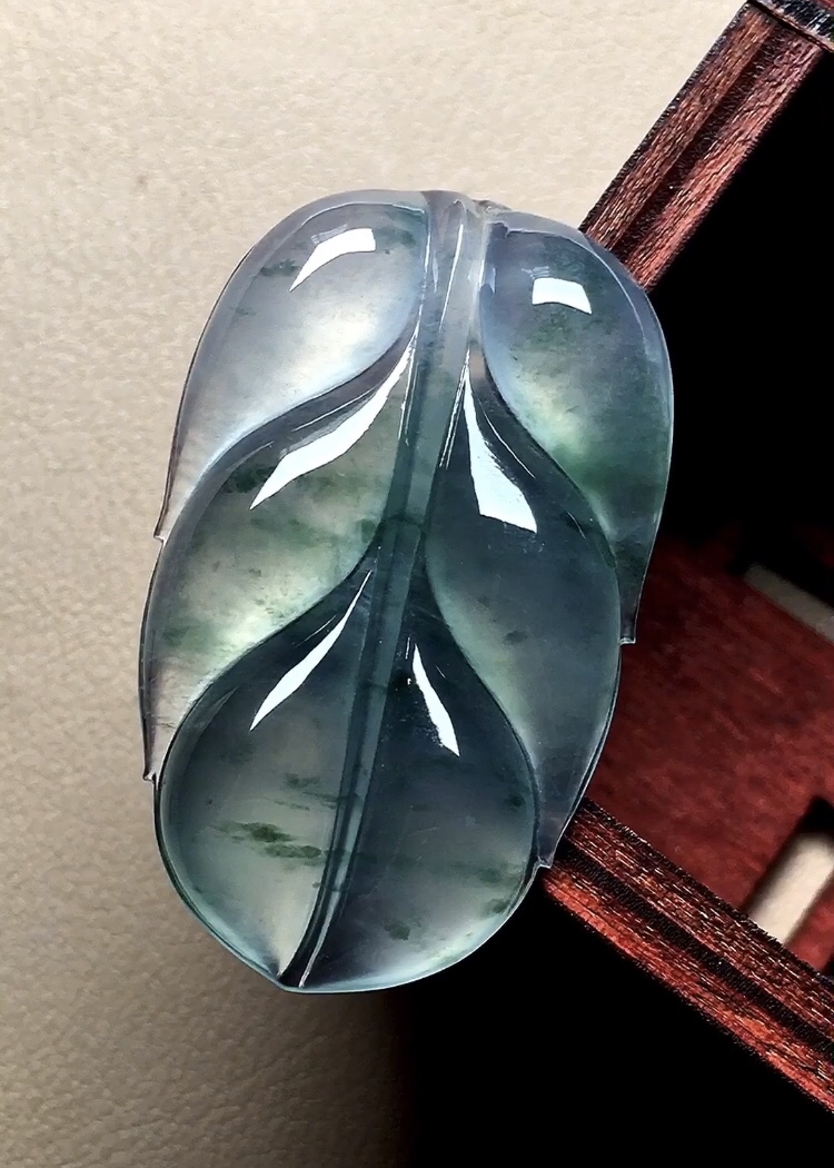 ️ 冰种飘彩叶子 飘彩十分漂亮，种老，荧润起光，尺寸36*22*5.3