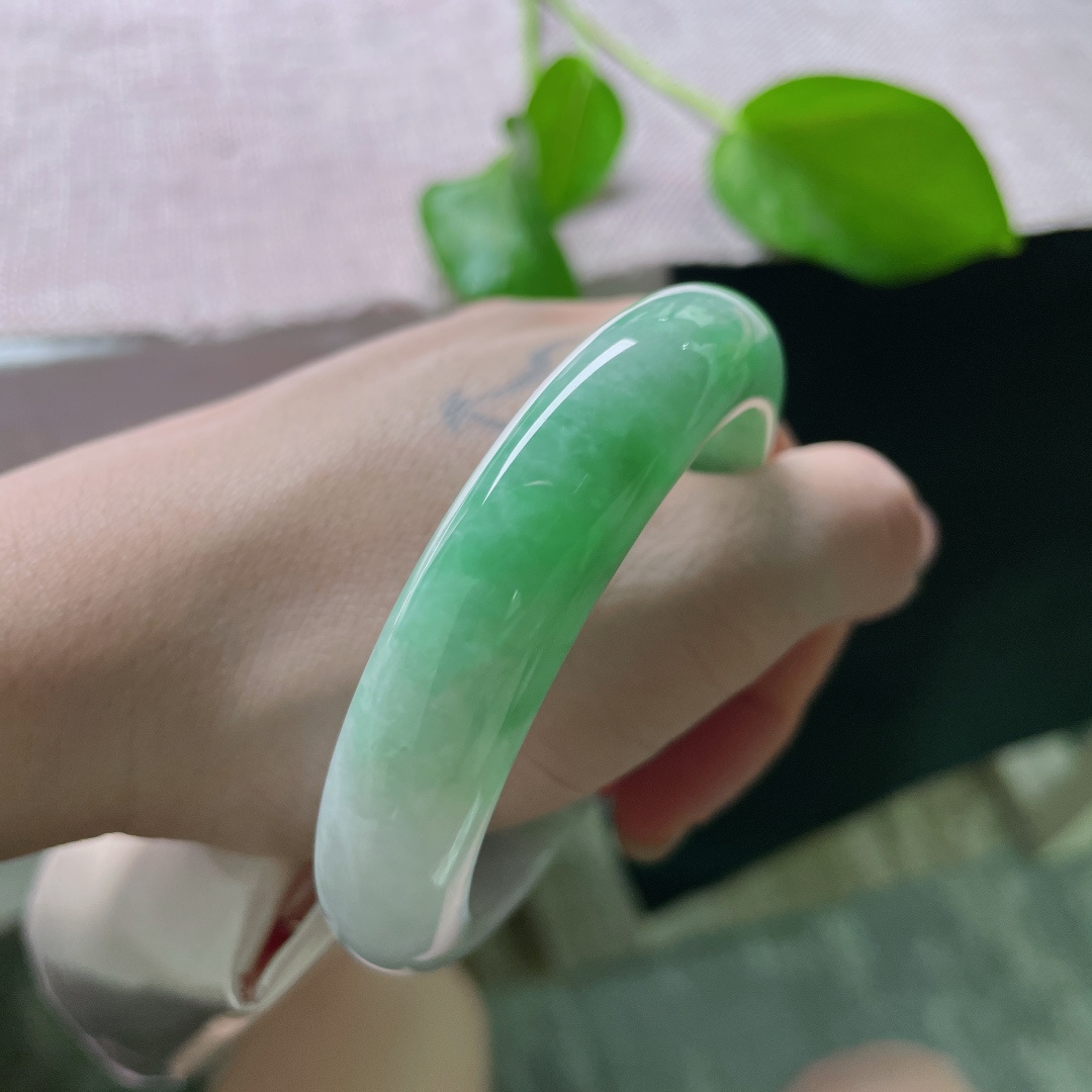 53/12.8/8.8，飘绿，水润，正圈，春色满园，贵气，优雅，一点棉线，无裂，ss52489a