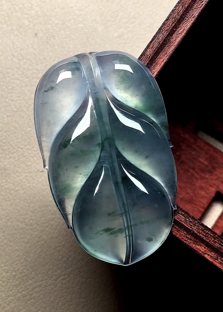 ️ 冰种飘彩叶子 飘彩十分漂亮，种老，荧润起光，尺寸36*22*5.3
