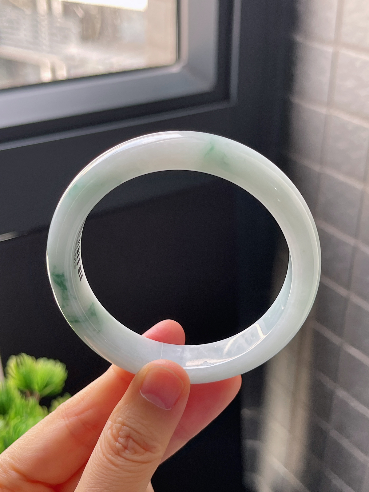 正圈57.2圈口，翡翠糯化种飘绿手镯