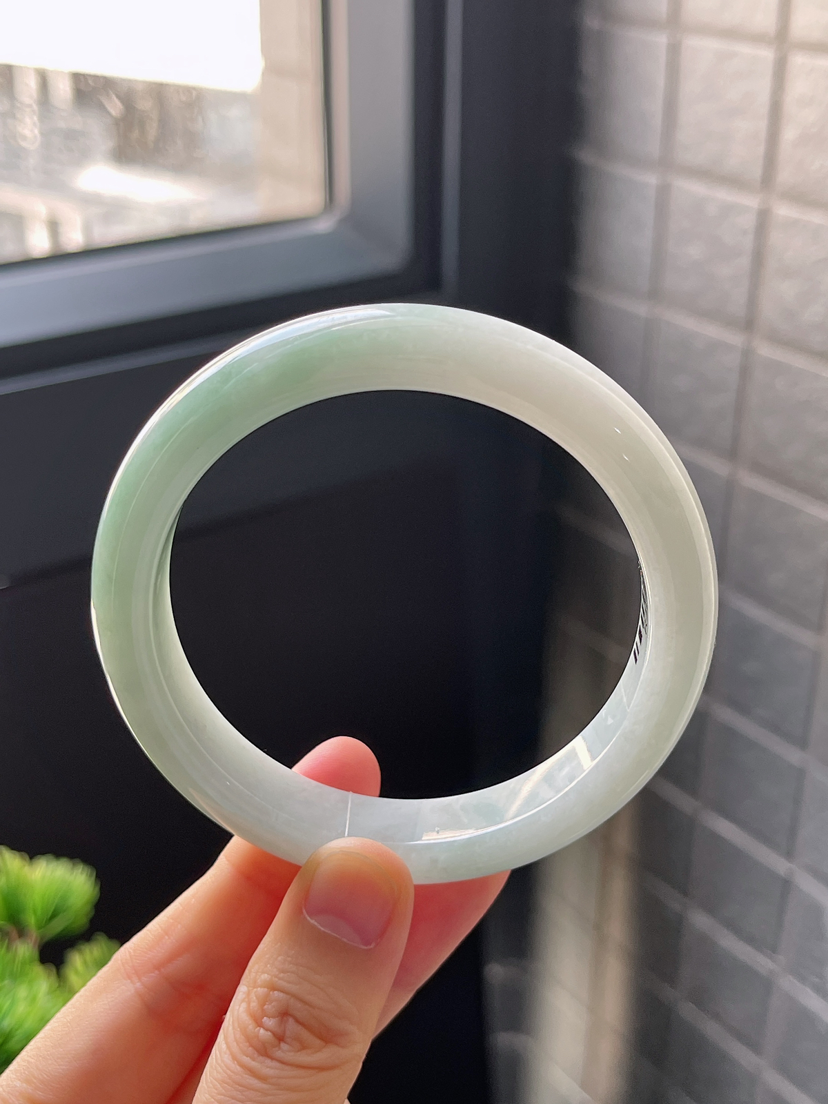 正圈59圈口，翡翠糯化种浅绿色手镯
