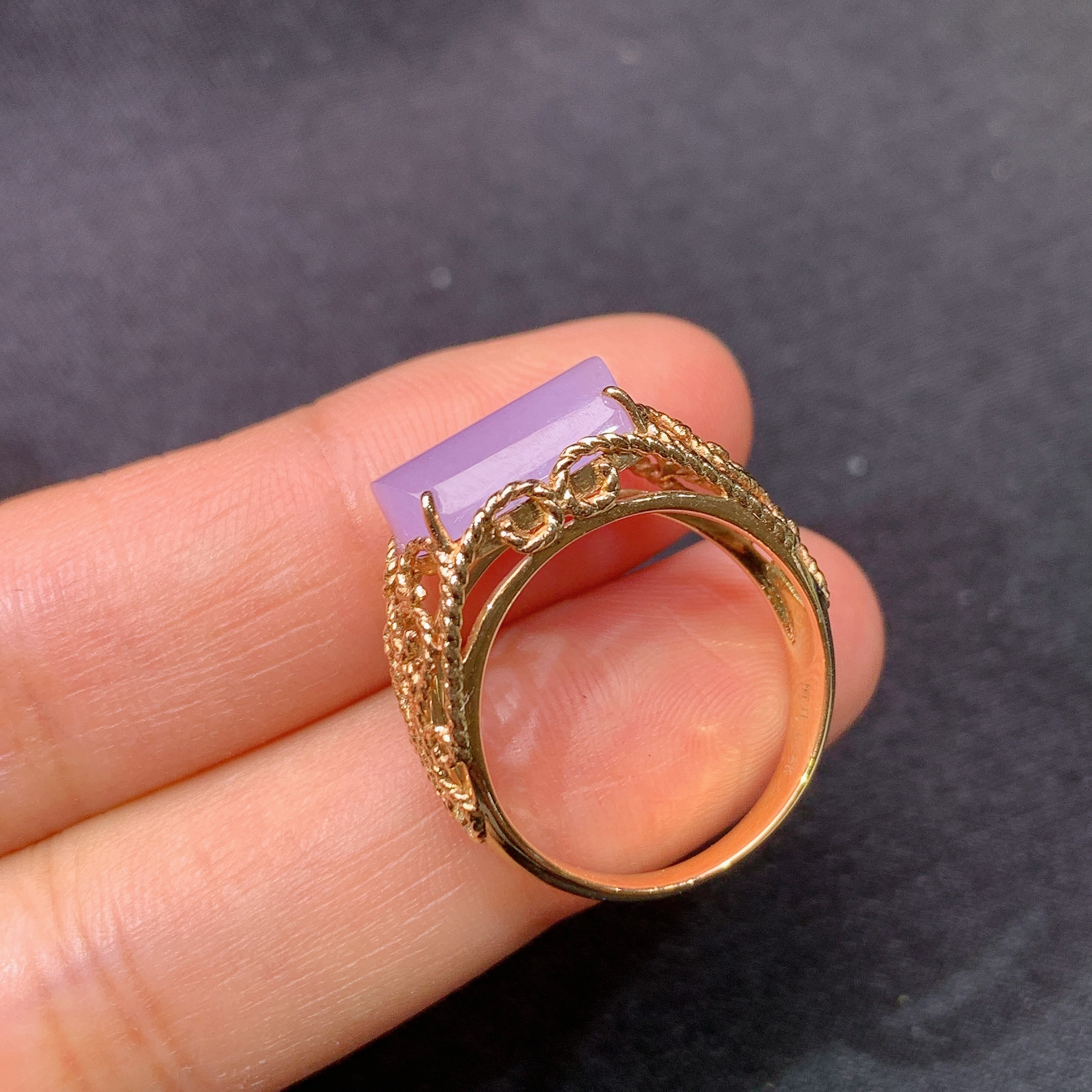 冰紫罗兰马鞍戒指，18k金镶嵌，简约时尚，冰润鲜艳，种水足zha 圈口15 裸石尺寸12*7.8*3.5