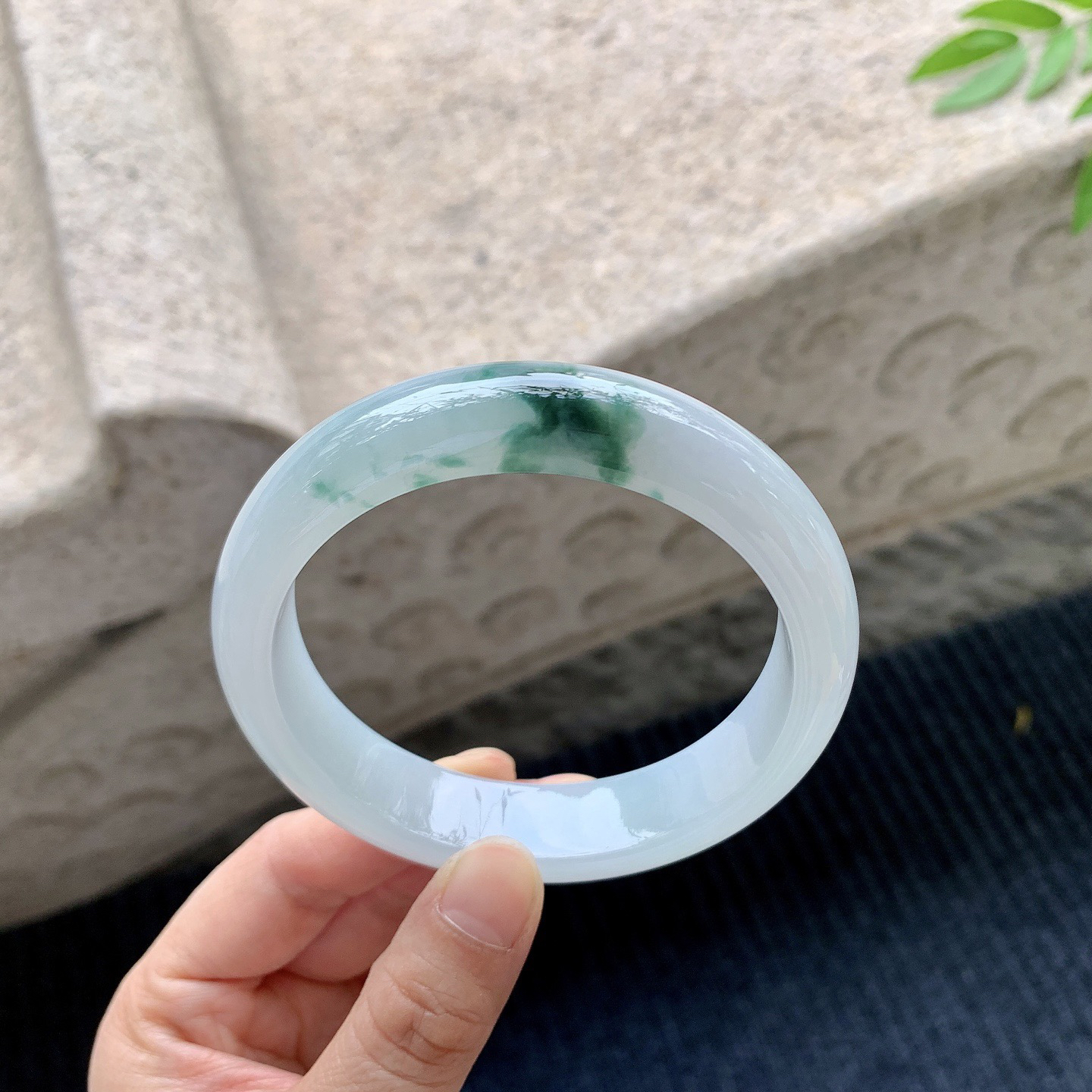 正圈60 61
【圈口】61.6/14.6/8.6
【描述】细糯飘花，水润，种老，细腻，无裂纹！..