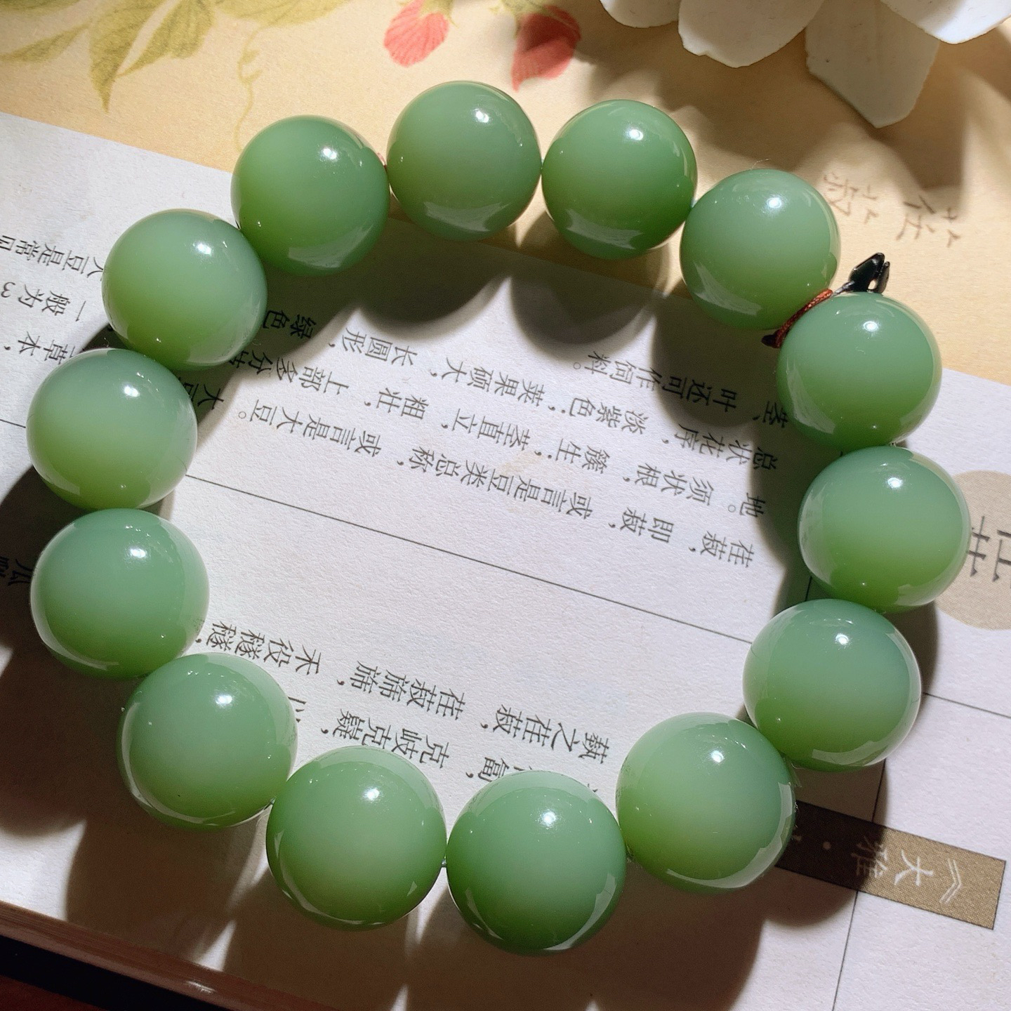和田玉高冰粉青俄罗斯碧玉手串。单颗尺寸15重79克。玉质细腻油润。手推出油。佩戴高端典雅。lt260
