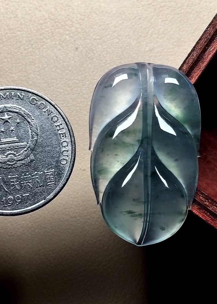 ️ 冰种飘彩叶子 飘彩十分漂亮，种老，荧润起光，尺寸36*22*5.3