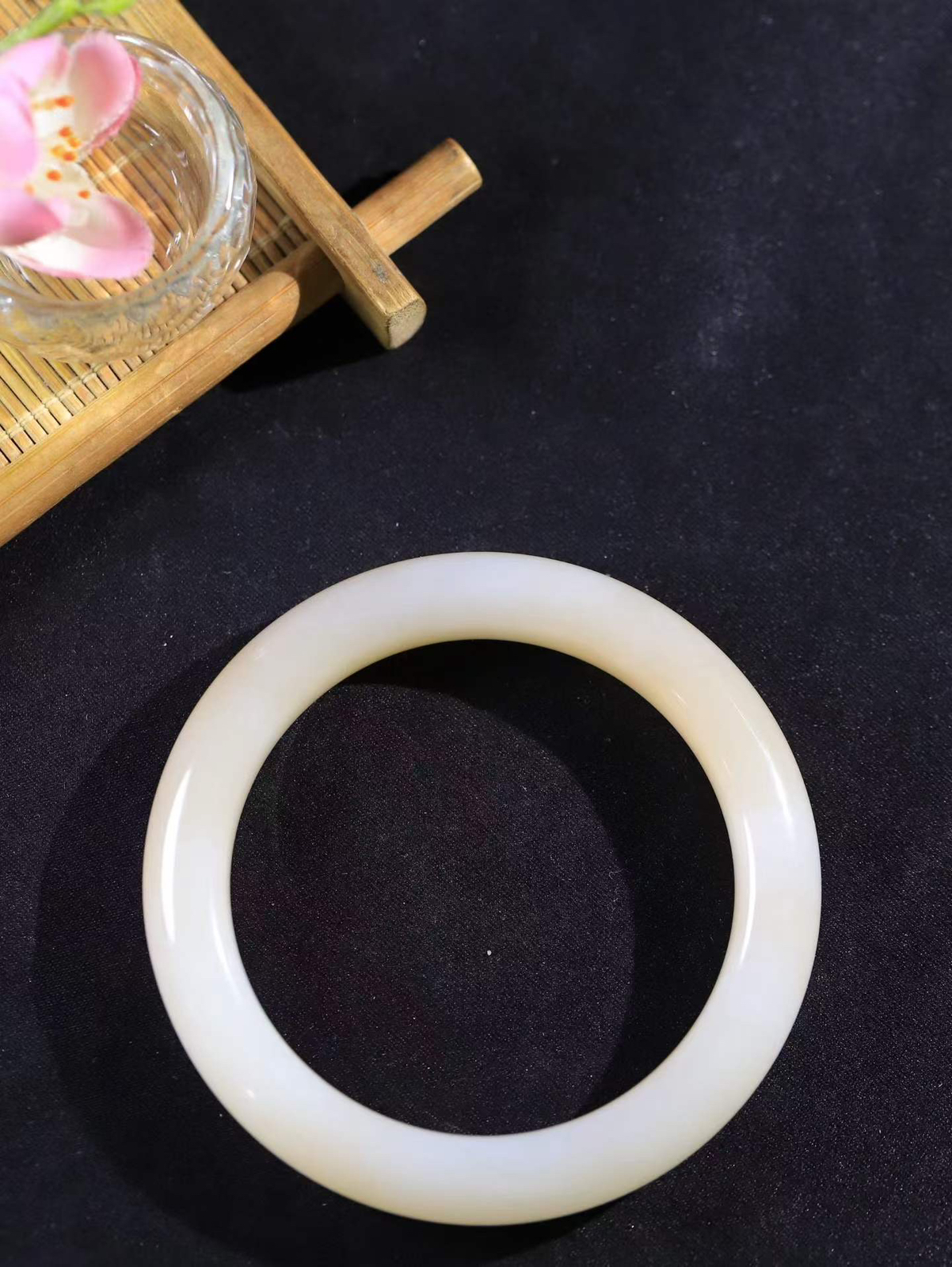 【粉黛.手镯】

精品️和田玉藕粉手镯
仙女藕粉手镯
馥郁芬芳 油糯饱满
气质温婉尔雅 甜甜的藕粉色
质地如膏似脂 少女感十足
精工打磨 手感上佳
内径58mm尺寸11.8-10mm 重60.2克 9350800T
