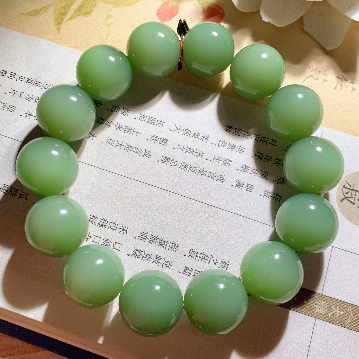 和田玉高冰粉青俄罗斯碧玉手串。单颗尺寸15重79克。玉质细腻油润。手推出油。佩戴高端典雅。lt260509