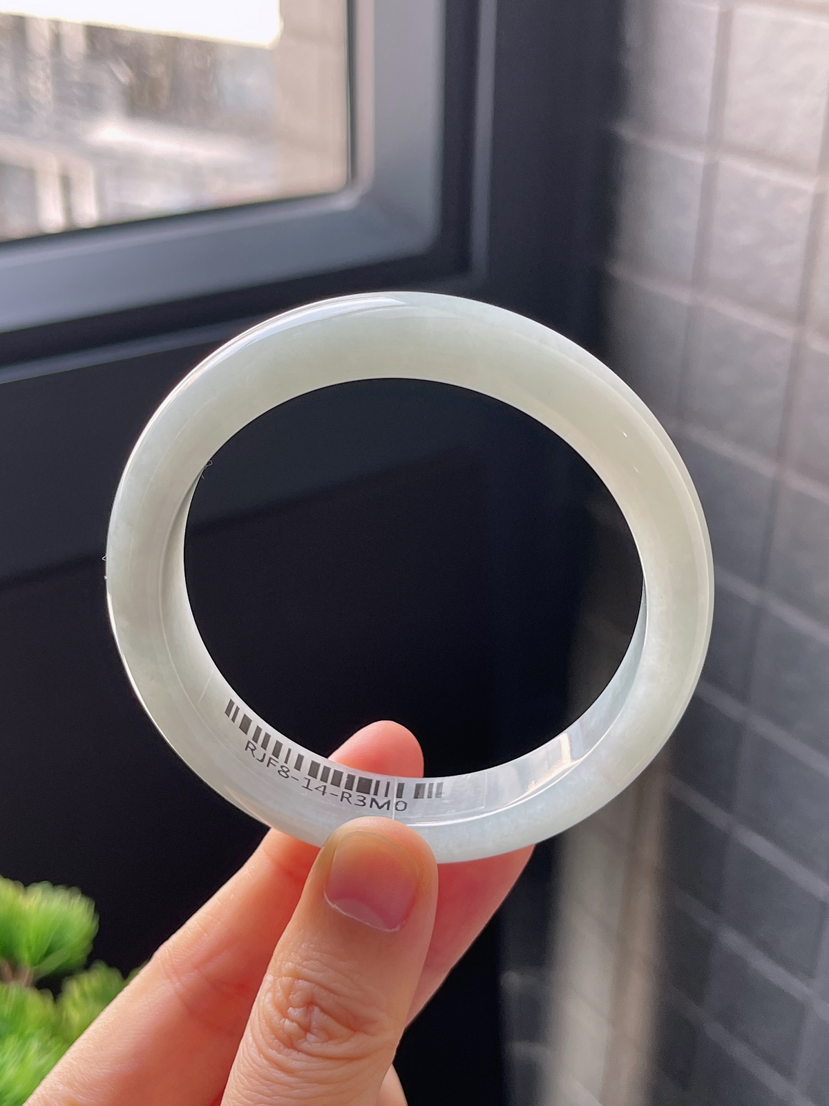 正圈55.4圈口，翡翠糯化种淡绿色手镯
