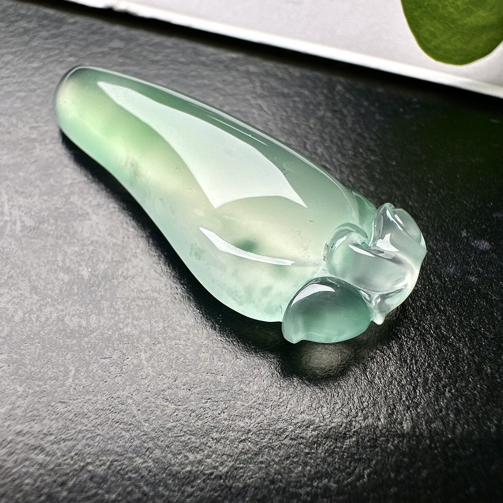 【冰种飘绿福瓜吊坠】种水上乘，晶莹剔透，纯净通透，莹光感很强。收藏品质