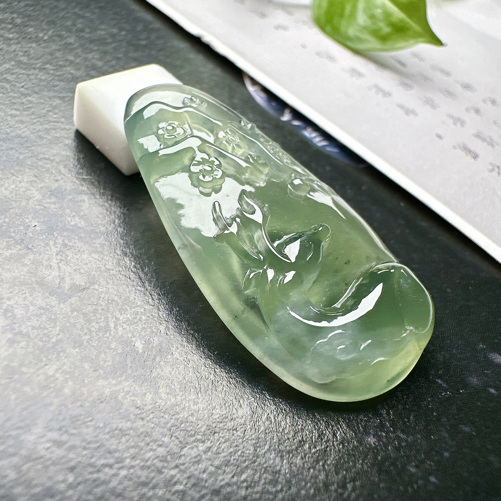 【冰种晴底梅花鹿吊坠】一路有你，料子纯净，种老细腻，有强胶感，起强荧光，佩戴寓意上佳。