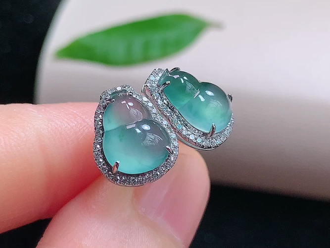 ️ 18K金伴钻葫芦耳钉，无裂，尺寸取一9.0-6.8-2.5mm，包A附证书