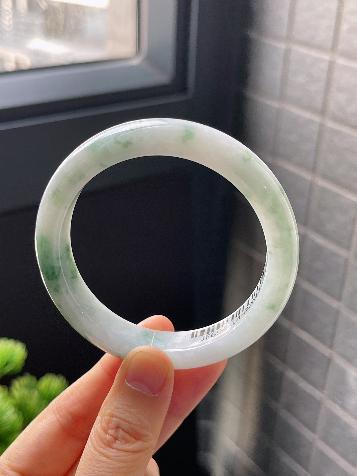 正圈55圈口，翡翠糯化种飘绿手镯