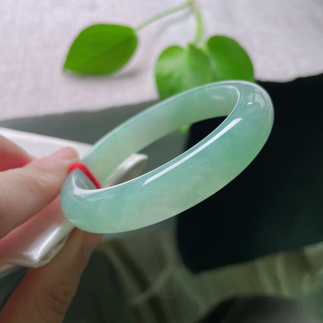绿底正圈，水润细腻，种老，上手是触得到的柔滑，贴肤不凉，久戴愈润。一点皮纹，ss54519a
