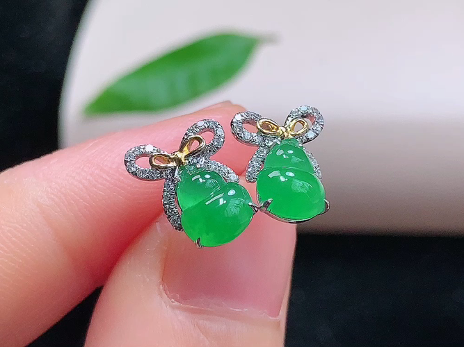 ️ 18K金伴钻满绿葫芦耳钉，无裂，尺寸取一6.7-5.8-2.8mm，包A附证书