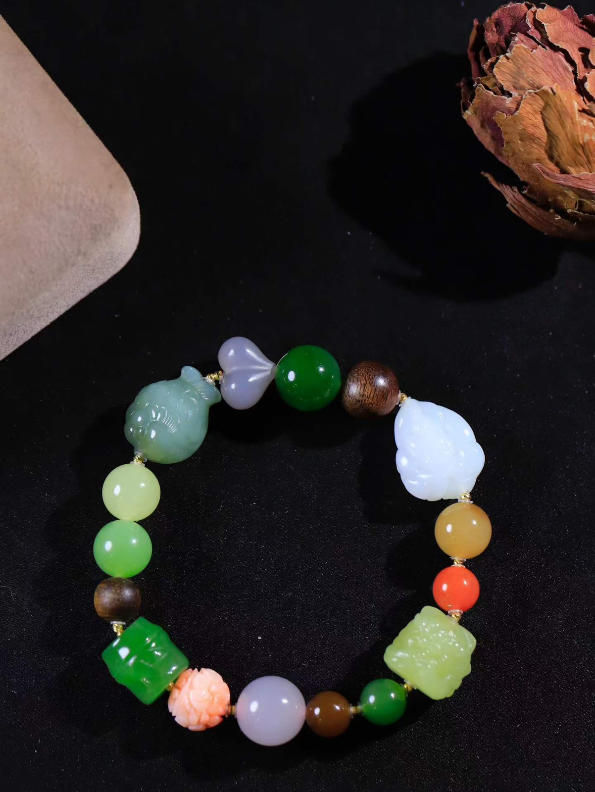 【多宝手串】

货头精选 和田玉多宝手串，每一颗玉石都凝聚自然的灵气与岁月的沉淀，寓意福禄寿喜，守护您的平安与幸福。佩戴它，感受千年玉文化的温润与优雅。重30.7克  尺寸取一9.9mm  7850854T