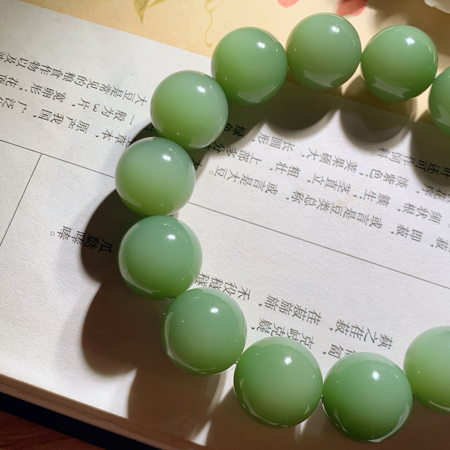 和田玉高冰粉青俄罗斯碧玉手串。单颗尺寸15重79克。玉质细腻油润。手推出油。佩戴高端典雅。lt260509