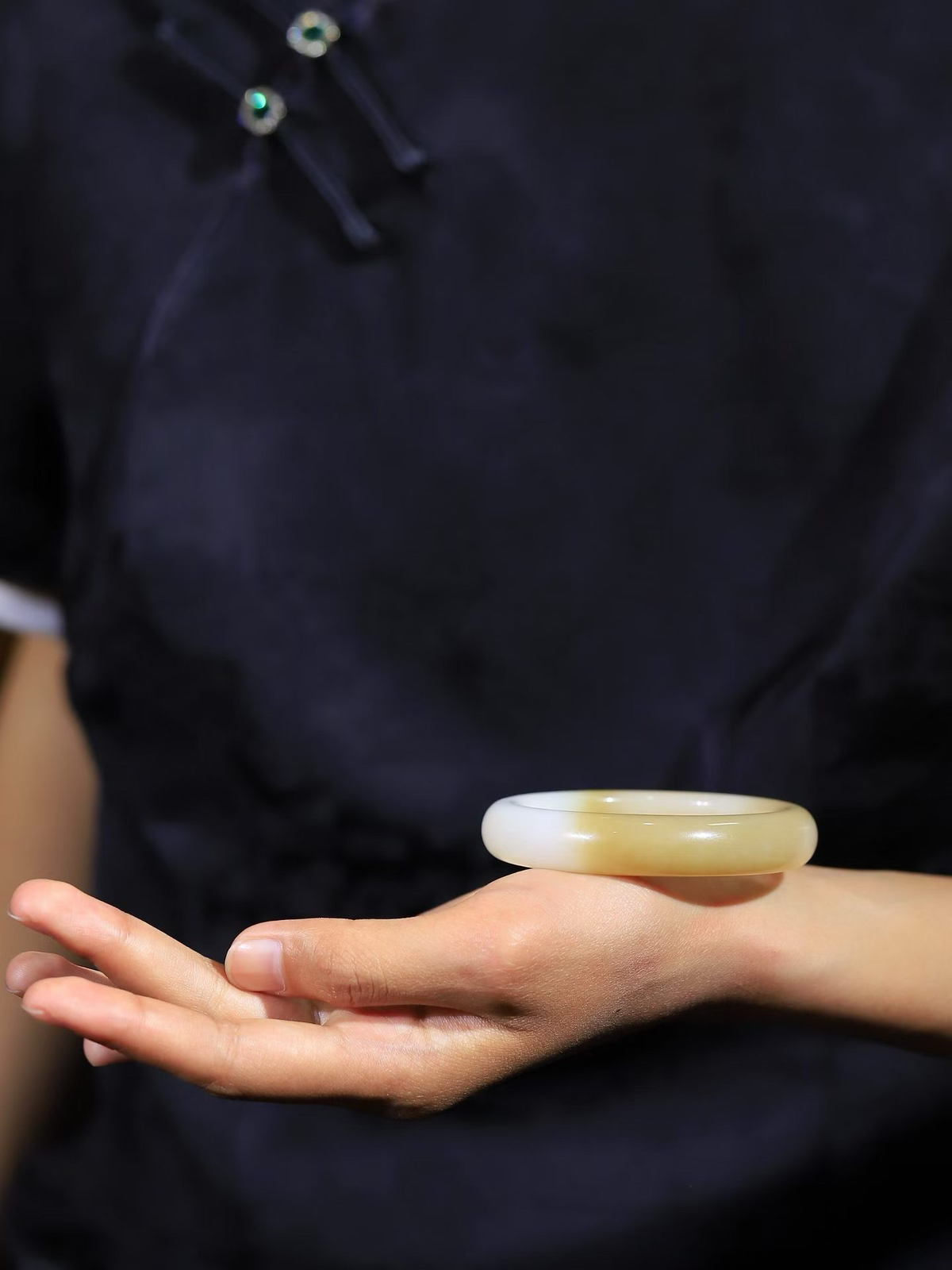 （温柔雅致.手镯）

精品️和田玉糖白玉手镯。镯型饱满，温润细腻，脂润沁香。️执一卷书，沏一盏茶，着一袭裙，戴一只镯。淡淡浅笺，素心若兰，静赏玉中诗画。悠悠岁月，芊手轻摘，盛满诗样芳华。重55克   内径54克  尺寸12.8-9mm    FDA-32501000