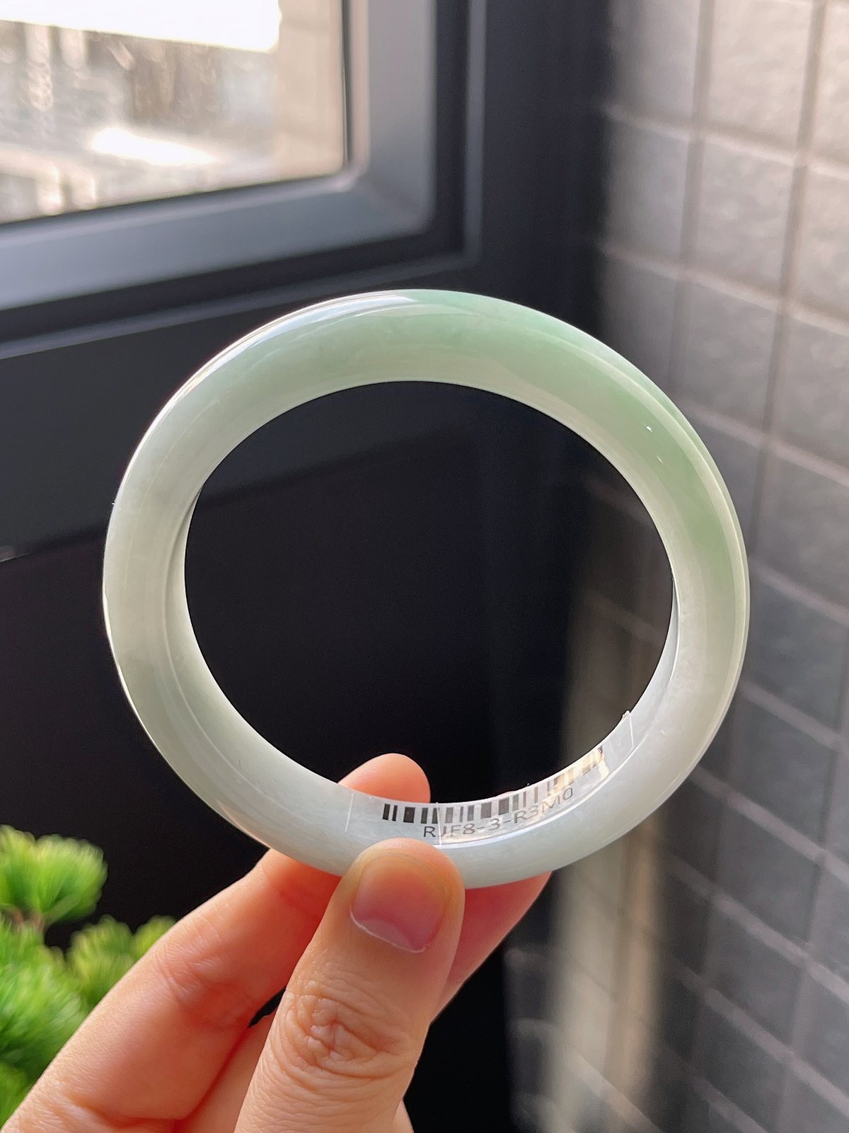 正圈59圈口，翡翠糯化种浅绿色手镯
