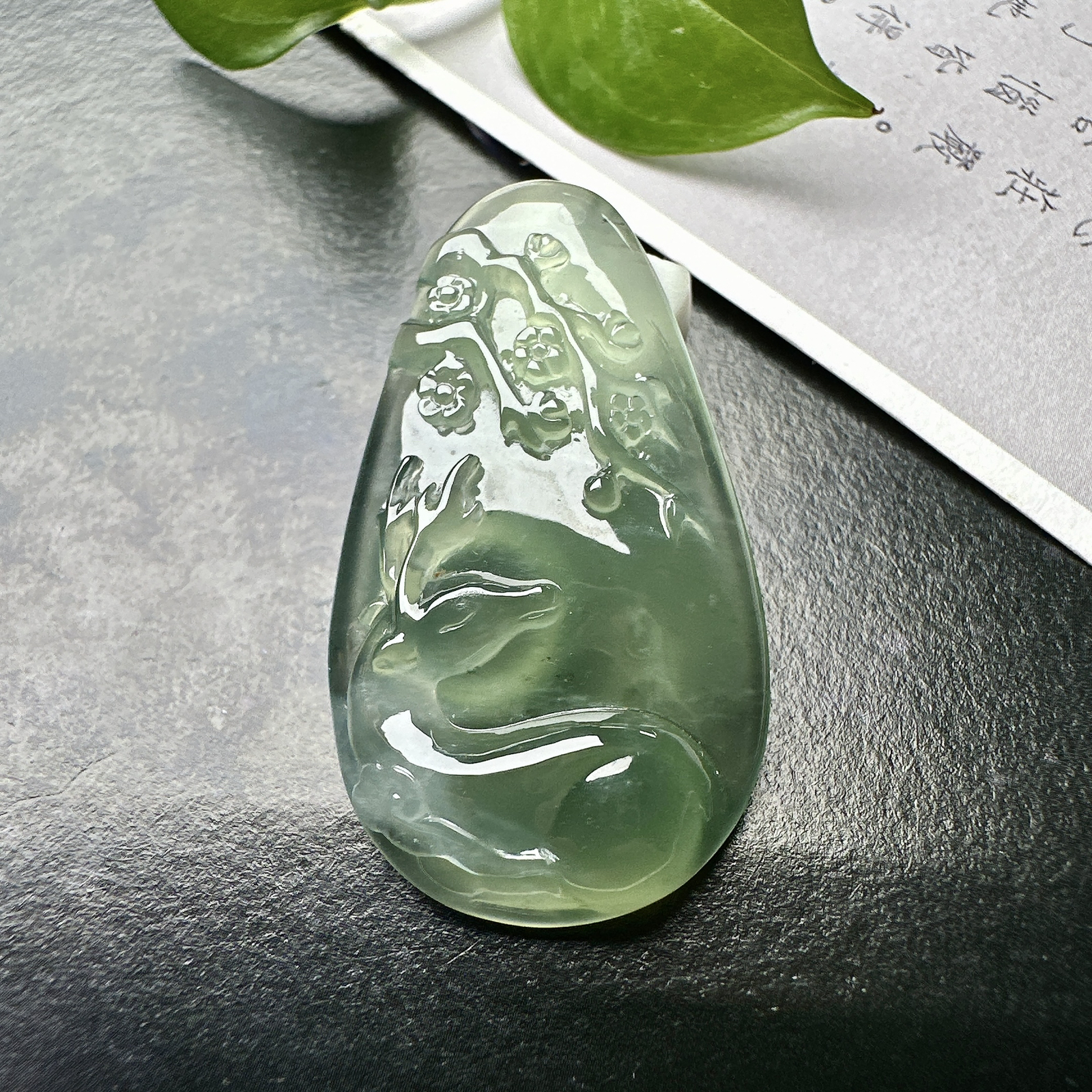 【冰种晴底梅花鹿吊坠】一路有你，料子纯净，种老细腻，有强胶感，起强荧光，佩戴寓意上佳。