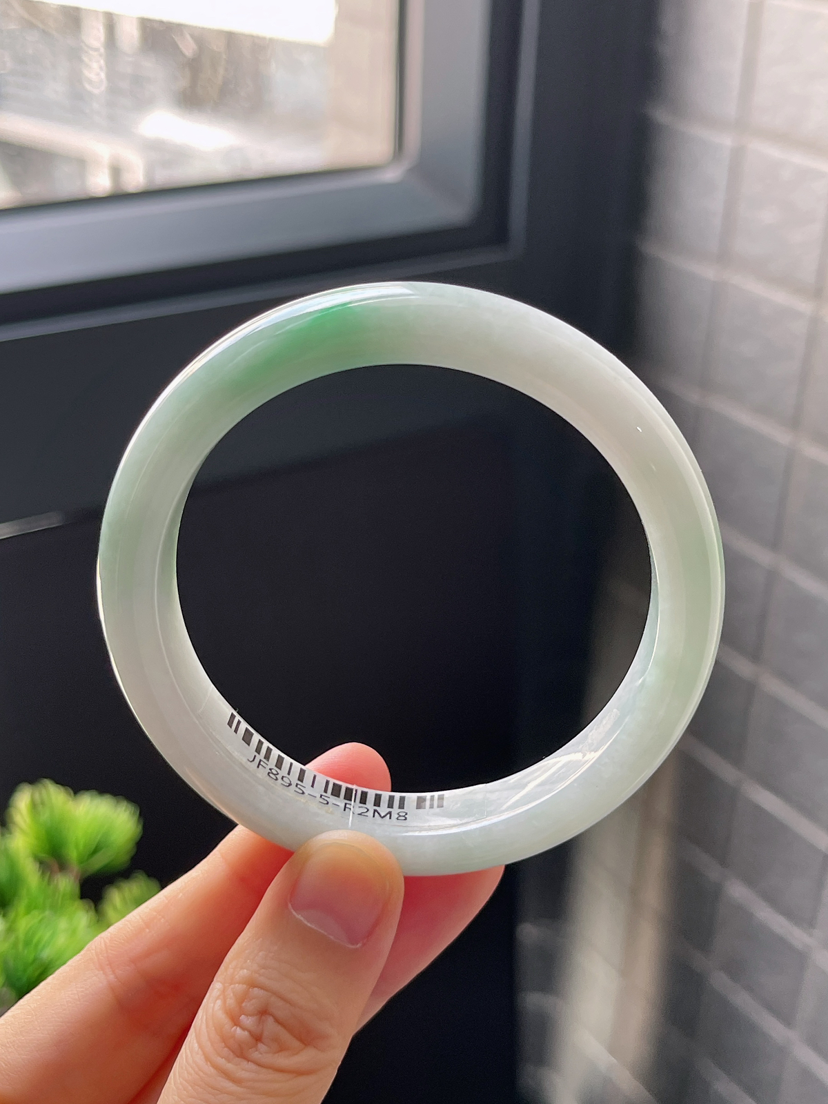 正圈57圈口，翡翠糯化种飘绿手镯