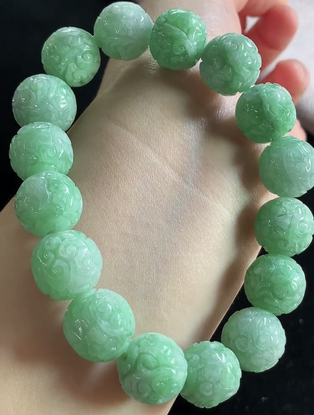 果绿雕花玉珠手串，尺寸14.5mm，