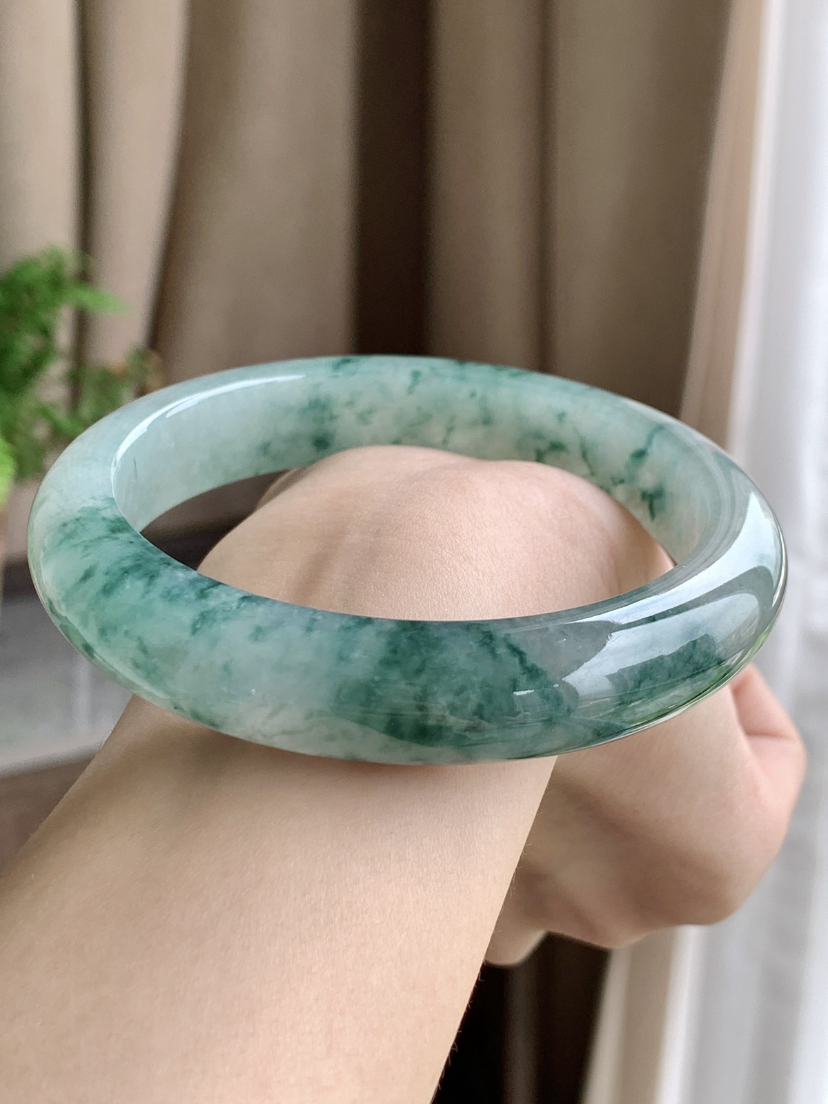 【手镯】正圈 圈口 59 60
【尺寸】60-12.7-8.5
【说明】冰飘蓝花 飘花 落花萦绕 种老细腻 缅甸A货翡翠..