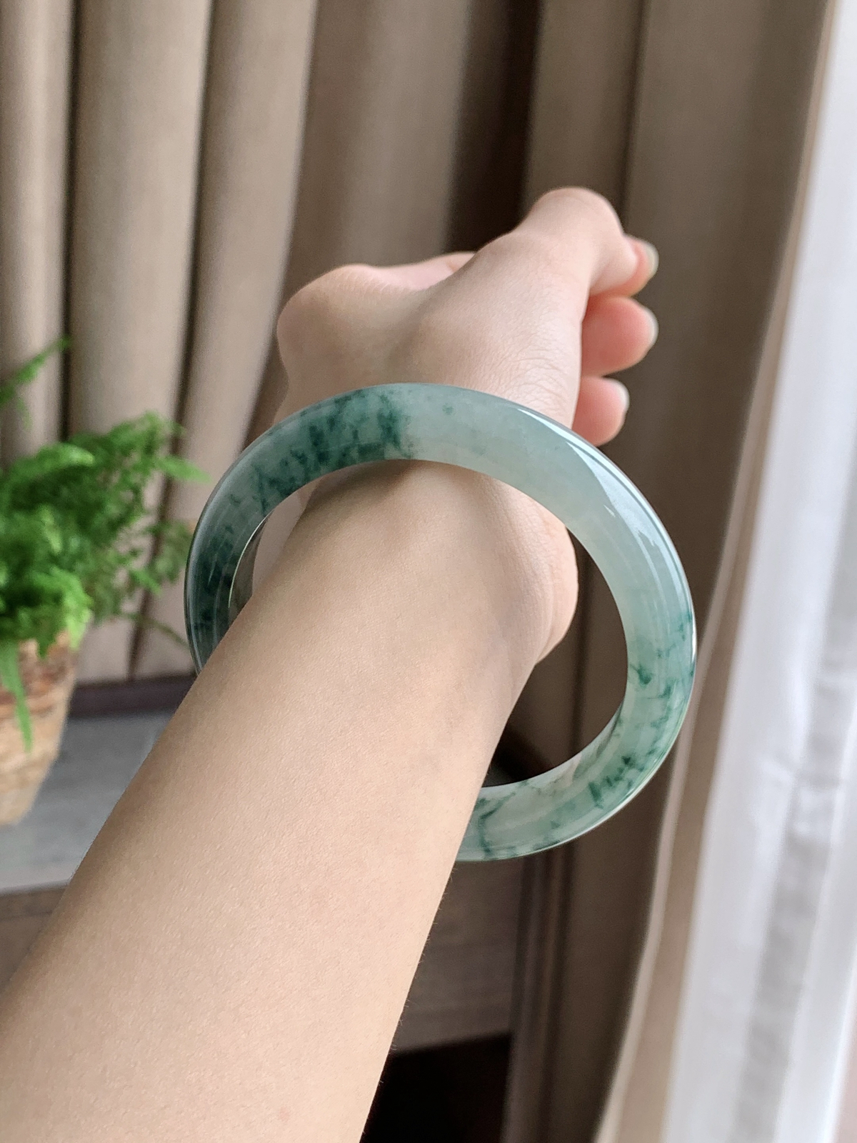 【手镯】正圈 圈口 59 60
【尺寸】60-12.7-8.5
【说明】冰飘蓝花 飘花 落花萦绕 种老细腻 缅甸A货翡翠..