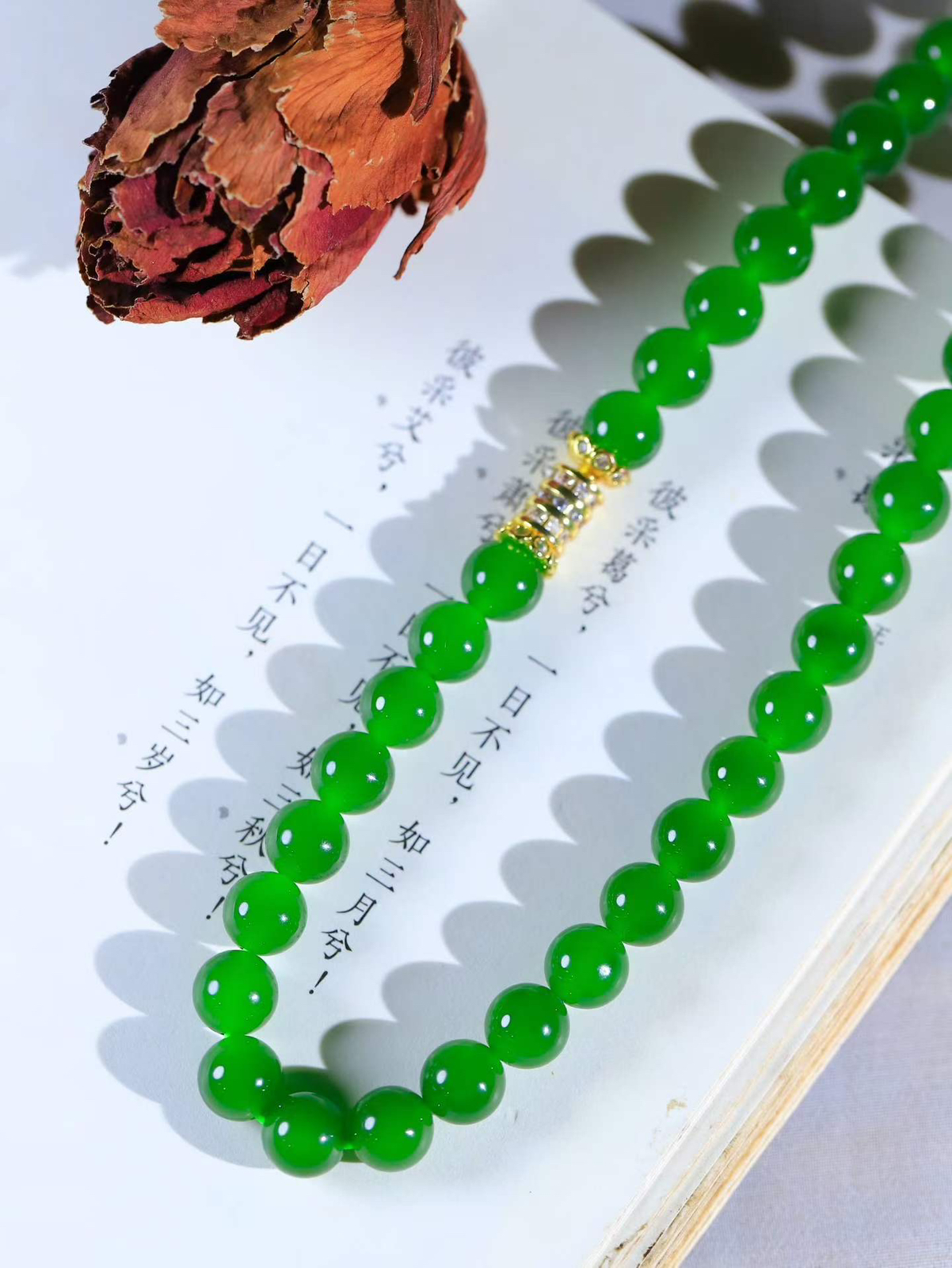 【108.项链】

收藏级臻品️和田玉碧玉珠圆玉润108项链，象征智慧沉静与富贵吉祥；108颗珠串承载断除百八烦恼的祈愿，亦合一年时序之圆满，腕间颈间皆藏着人们对安宁顺遂、身心平和的温柔期许。重87.8克  尺寸取一7.9mm  8950800T