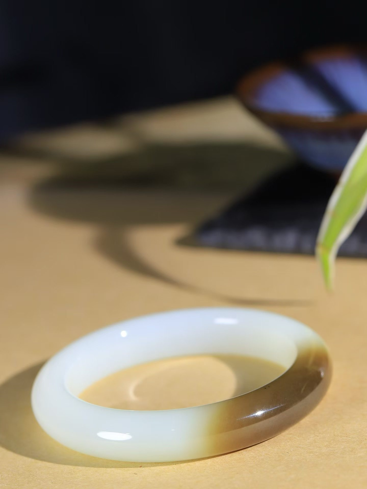 （温柔雅致.手镯）

精品️和田玉糖白玉手镯。镯型饱满，温润细腻，脂润沁香。️执一卷书，沏一盏茶，着一袭裙，戴一只镯。淡淡浅笺，素心若兰，静赏玉中诗画。悠悠岁月，芊手轻摘，盛满诗样芳华。重61.5克   内径57克  尺寸12.4-9.6mm    FDA-32501000