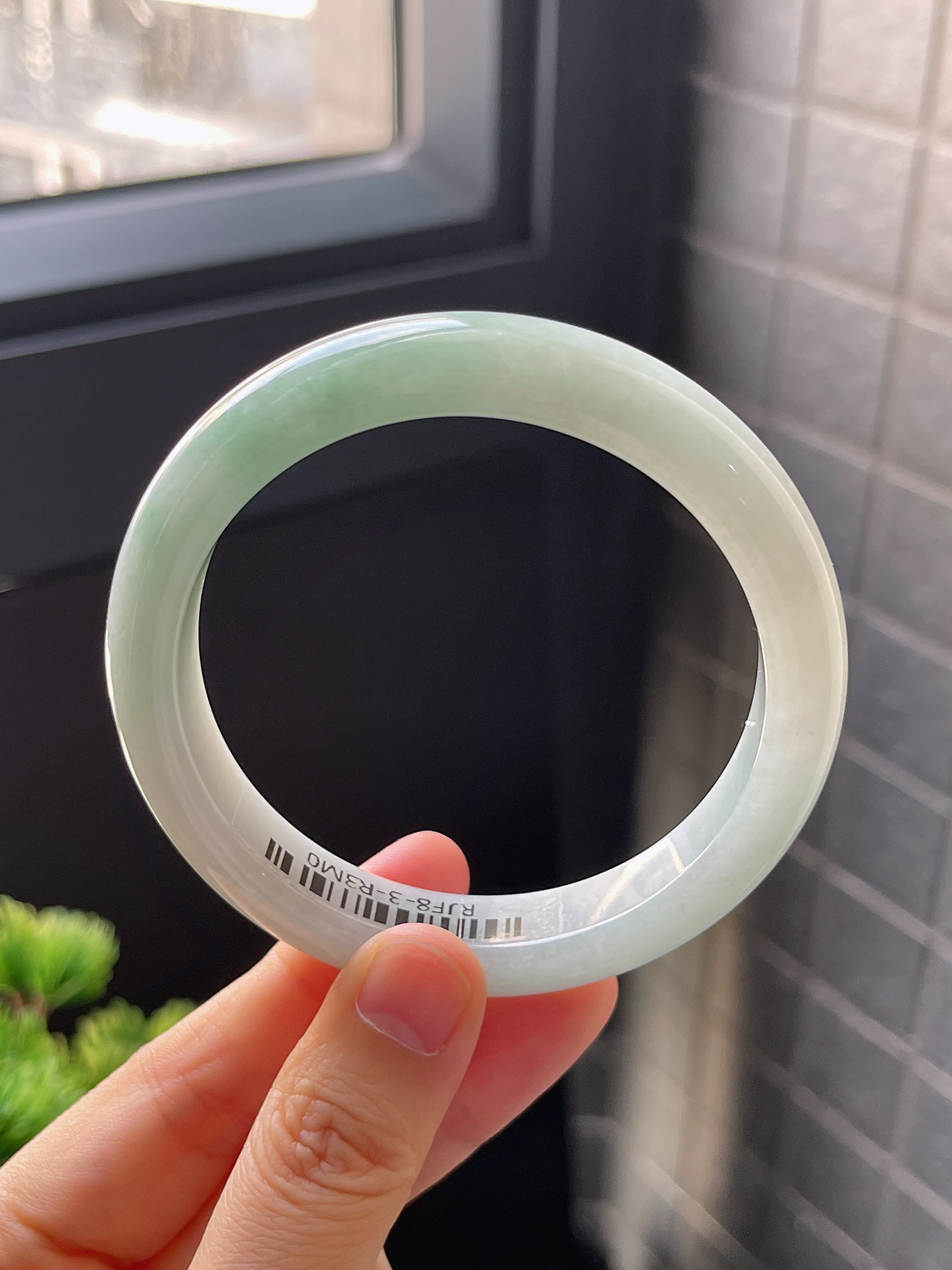 正圈59圈口，翡翠糯化种浅绿色手镯
