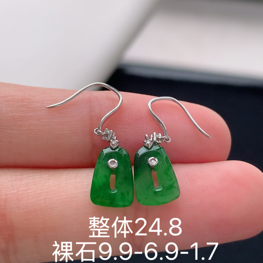 冰飘绿福贝耳坠 翠色明媚，无裂饱满水润，佩戴优雅迷人 货号102508，9.9-6.9-1.7