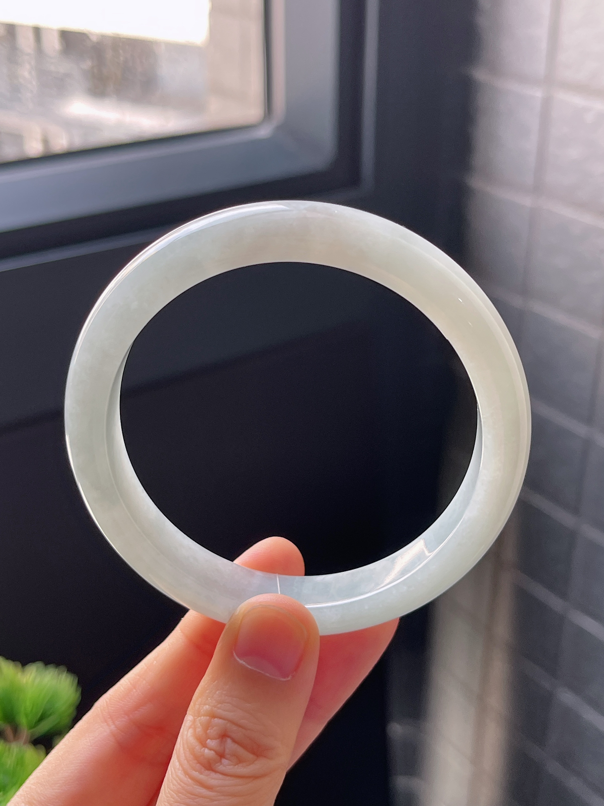正圈57圈口，翡翠糯化种淡绿色手镯