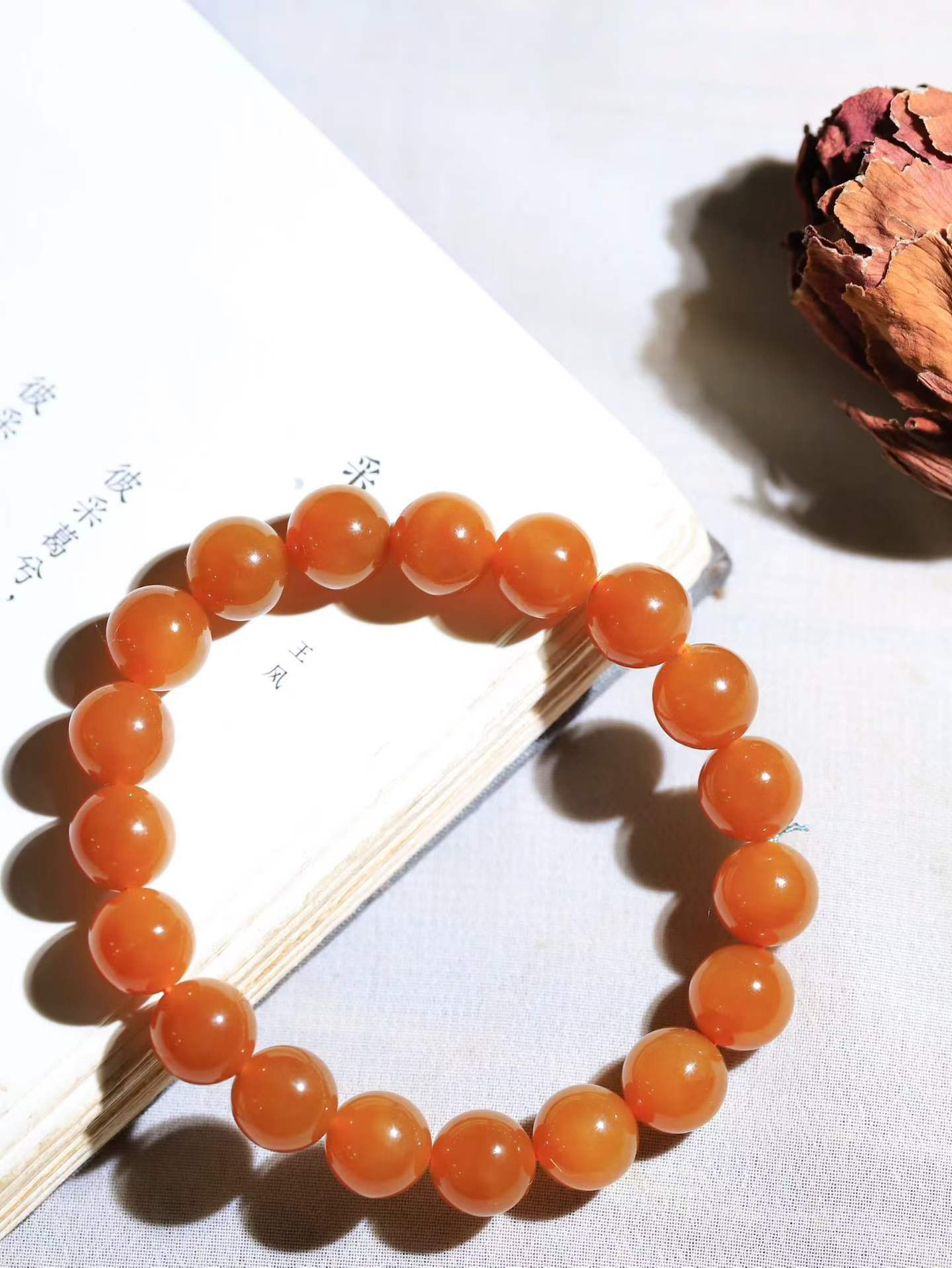 【珠圆玉润.手串】

精品️和田玉糖玉珠圆玉润手串 玉质温润细腻  整串打磨圆润，佩戴舒适。珠珠落玉盘，间关莺语花底滑，一生美好时光，无论身在何处，都有它相伴相守。事事顺遂，幸福美满，吉祥如意。重28.3克 尺寸取一9.8mm FDT-1650813