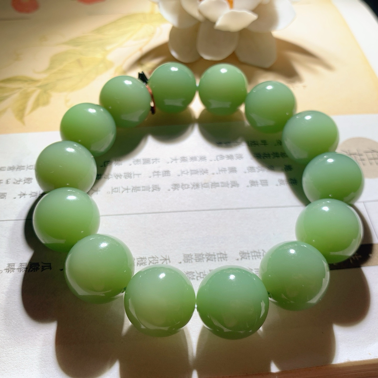 和田玉高冰粉青俄罗斯碧玉手串。单颗尺寸15重79克。玉质细腻油润。手推出油。佩戴高端典雅。lt260509